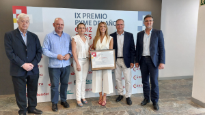 Representante de Montajes Tirado, ganadora del Accésit de Innovación y digitalización junto con el jurado