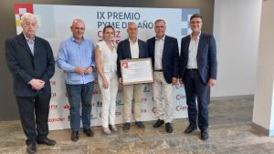 Representante de Carpintería Collantes, ganadora del Accésit Formación y Empleo, junto con el jurado