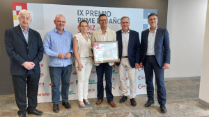 Representante de la Empresa Alimentos La Pedriza, ganadora del Accésit Sostenible, junto con el jurado.