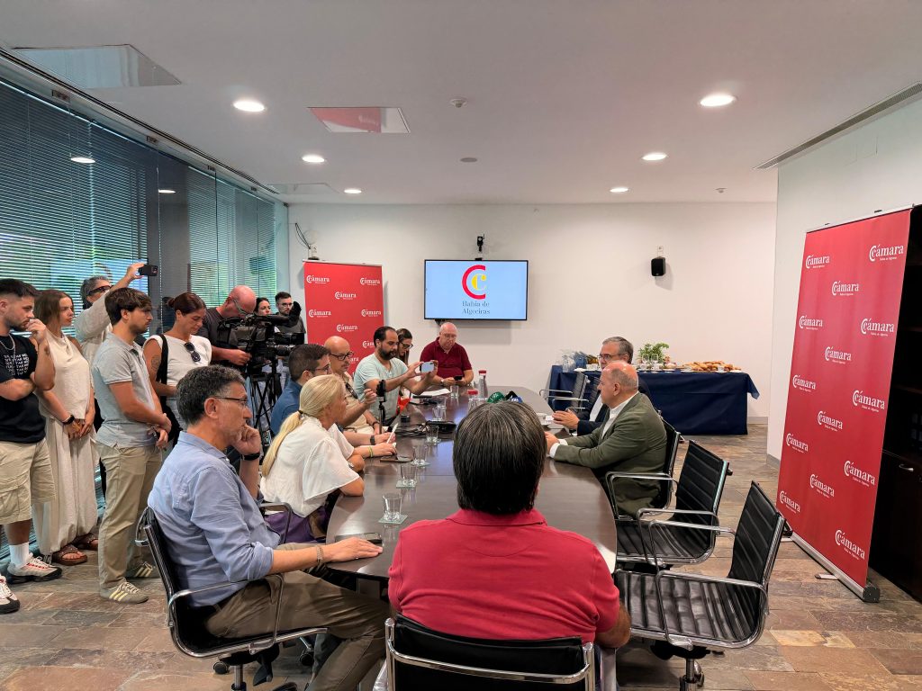 Los directores de los medios de comunicación de la comarca y sus técnicos en el desayuno informativo de la Cámara